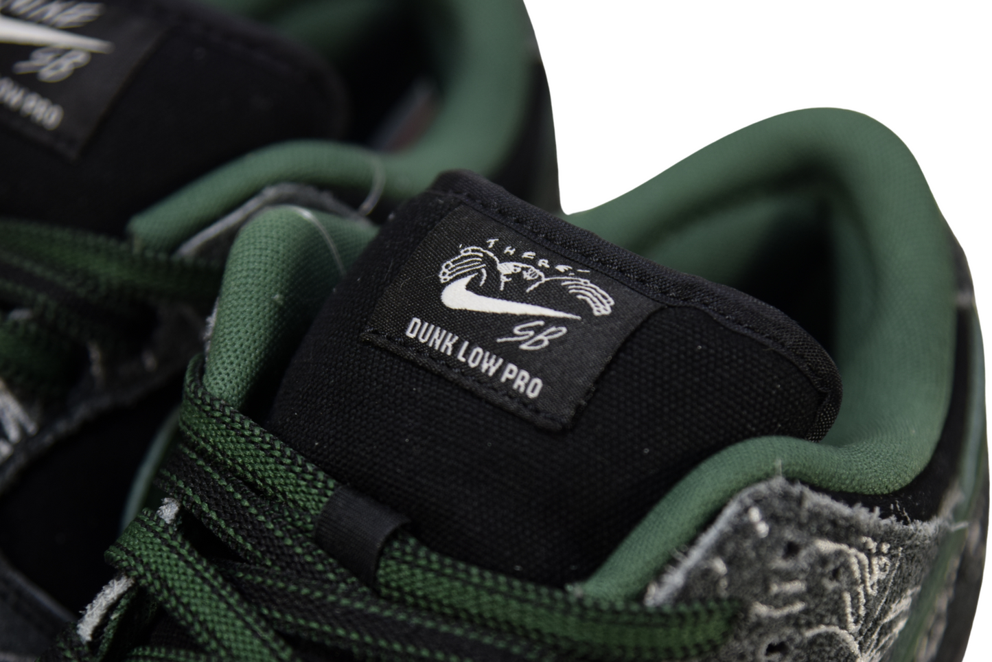 "THERE SKATEBOARDS"SB DUNK LOW QS