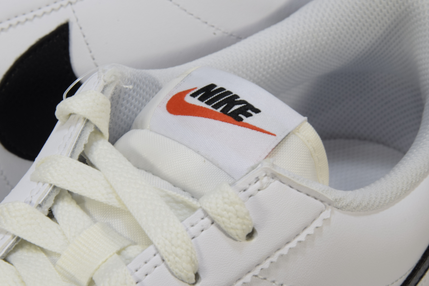 "WHITE BLACK"CORTEZ