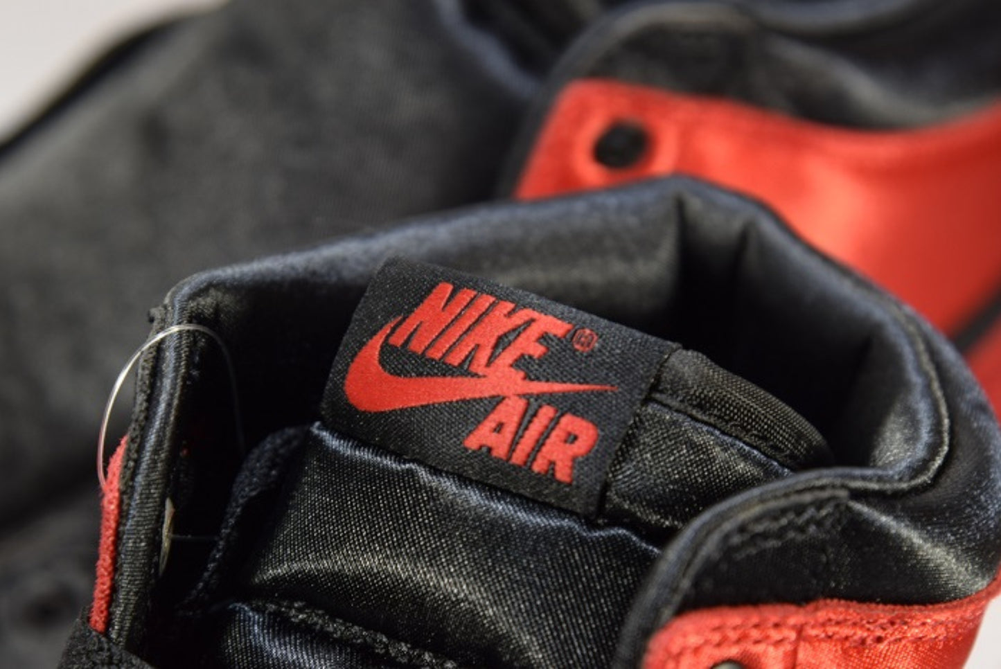 "SATIN BRED"WMNS AIR JORDAN 1 RETRO HI OG